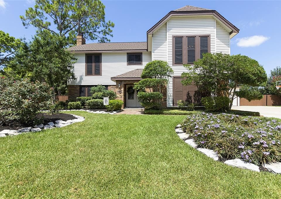Welcome Home to 1003 Trowbridge. This beautiful home is situated in the middle of a large cul de sac.