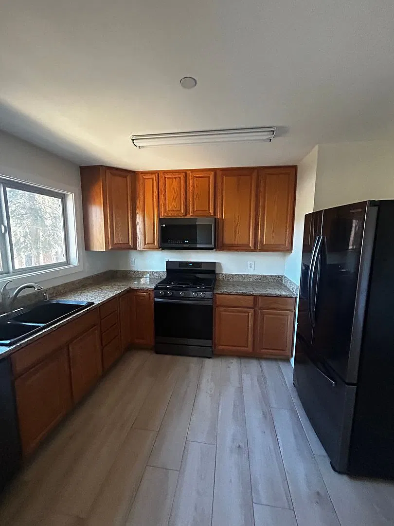 4 Bedroom Home backed right up to the Meadow — Photo 3