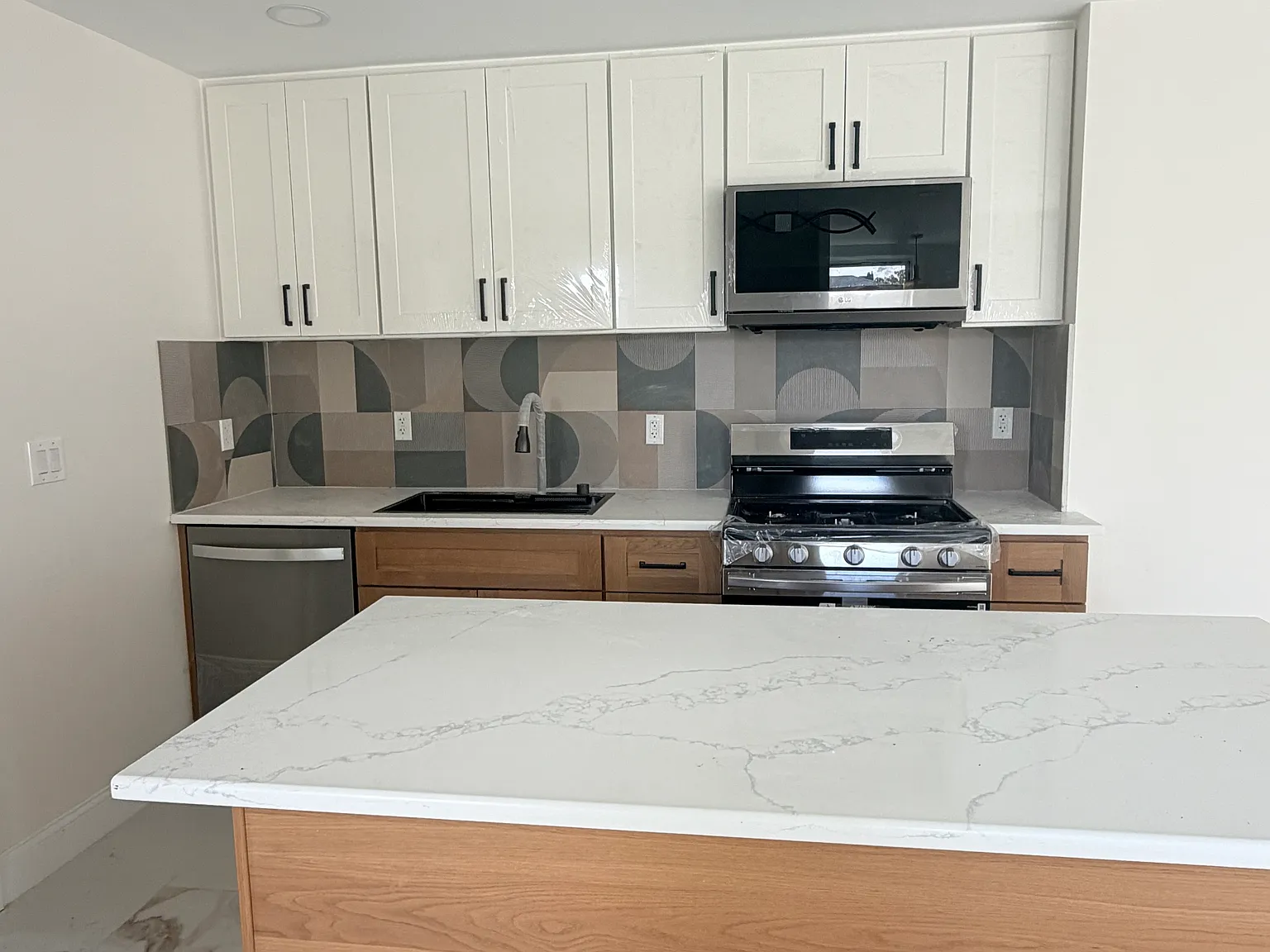 3 bed, 1100 sqft, $3,300 — Photo 4