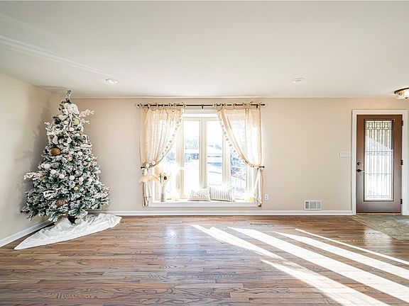 4th image of 1020 Valley Dr