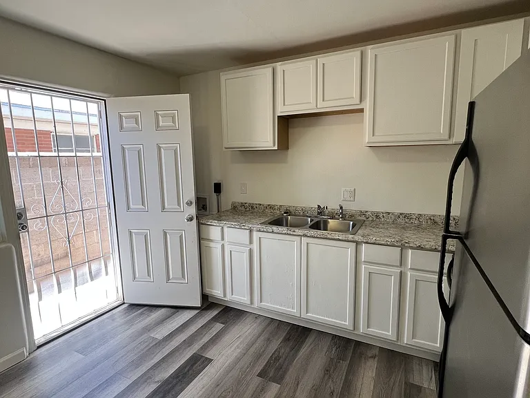 1029 Louisiana Blvd SE #C — Photo 3