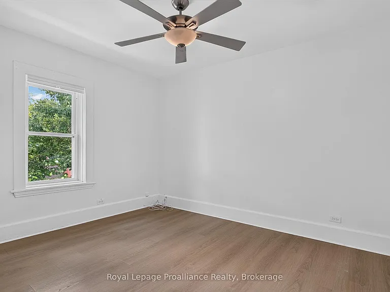 367 Edinburgh St — Photo 16