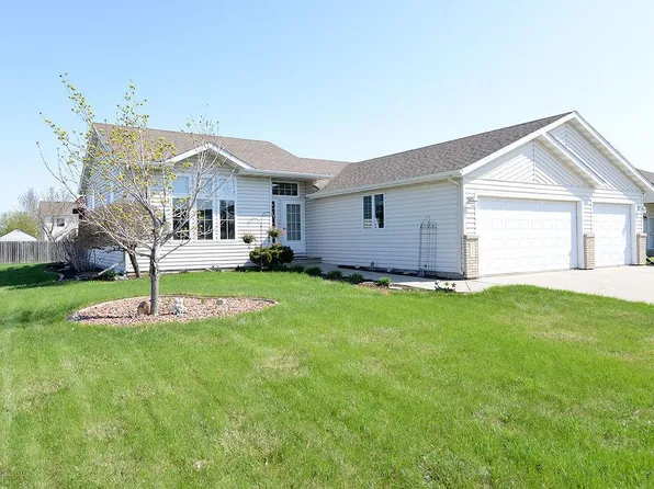 1695 Oakwood Dr, West Fargo, ND 58078