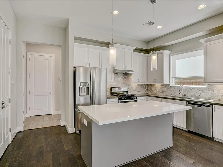2413 Chapman St — Photo 5