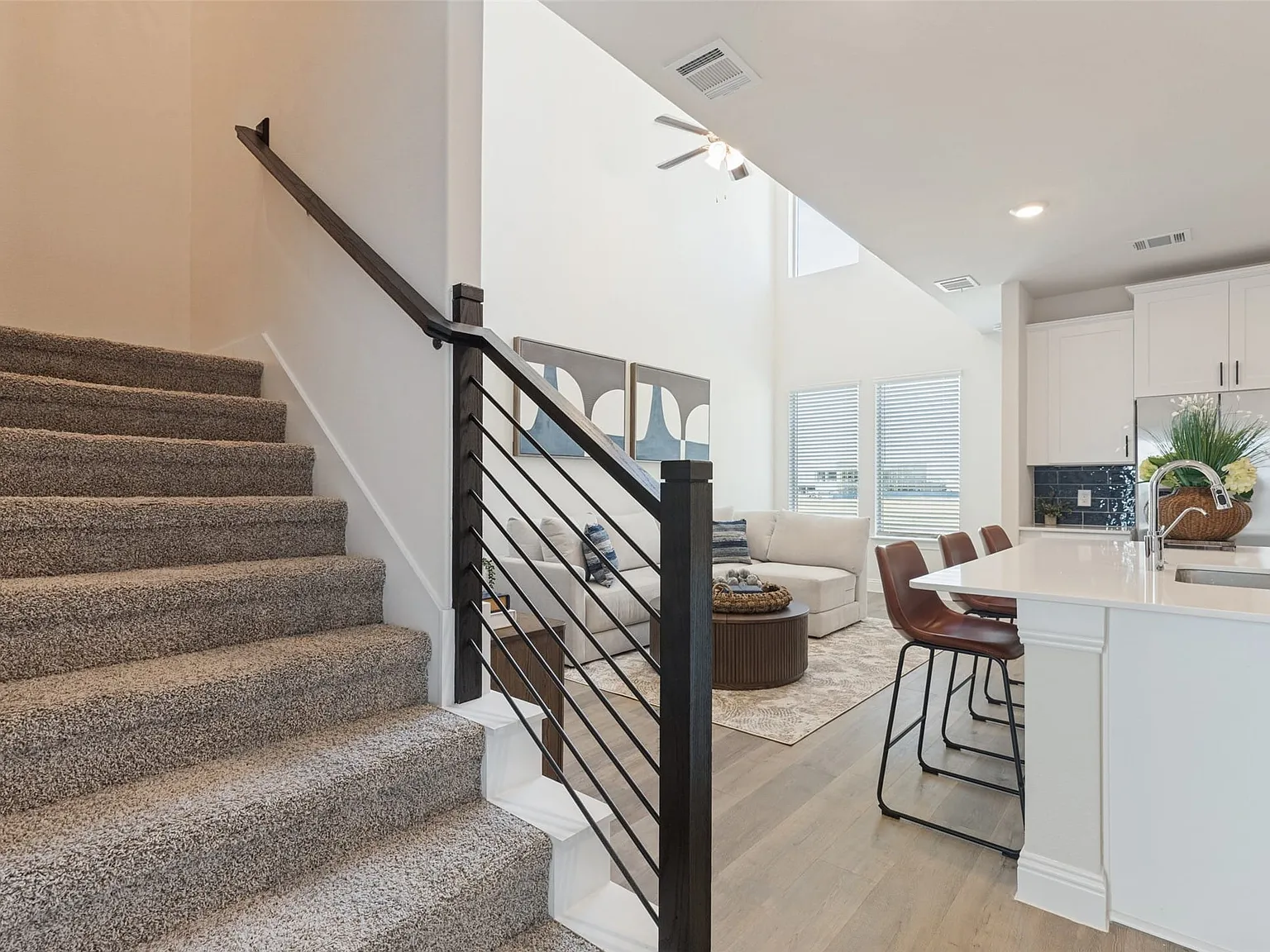 3 bed, 3.0 bath, 1727 sqft, $5,000 — Photo 2