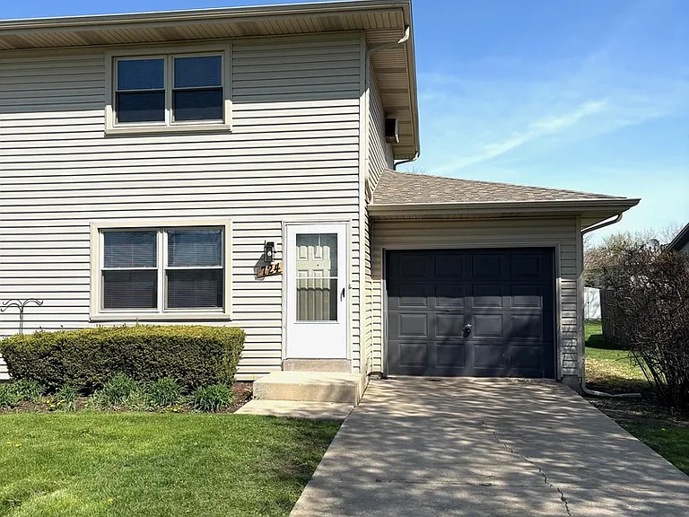 724 Oakton Rd — Photo 1