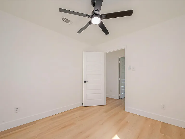 3010 Bandell Dr — Photo 24