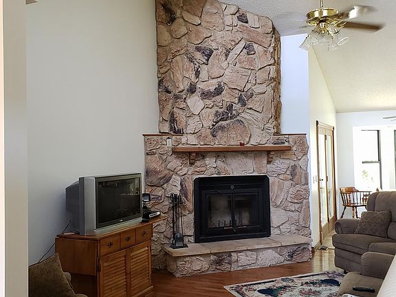 12x17 great rm/vaulted/stone