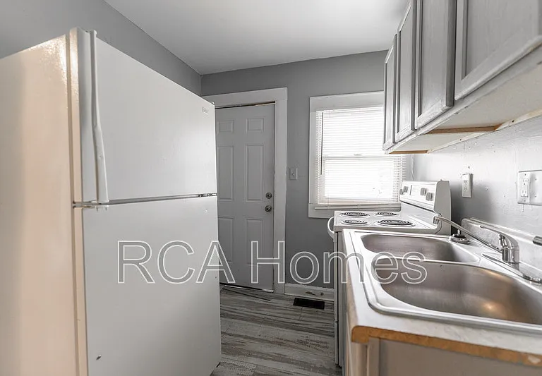 140 Villa Ave — Photo 2