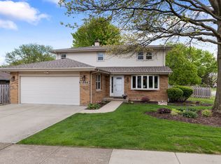 900 Dearborn Cir, Carol Stream, IL 60188