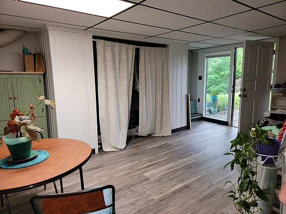 Entrance (Furniture previous tenant)