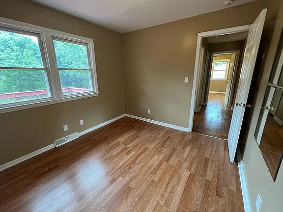5th image of 626 Lansbury Dr