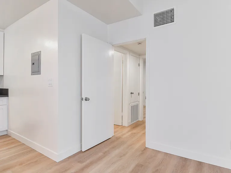 1005 E Doran St #J — Photo 11