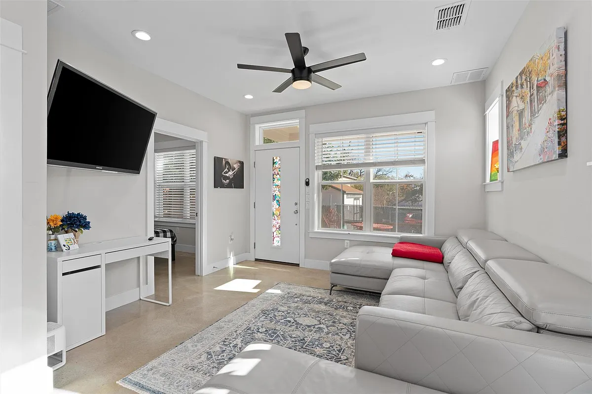 Building Photo - 1809 Chestnut Ave #2