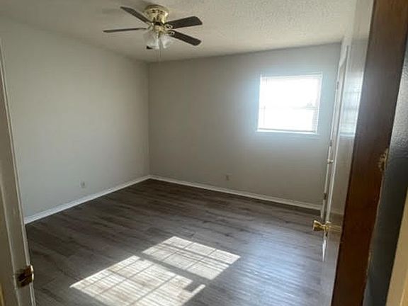 4th image of 150 E Division St
