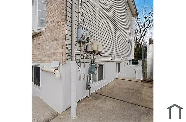 Building Photo - 730 Post Ave #BASEMENT