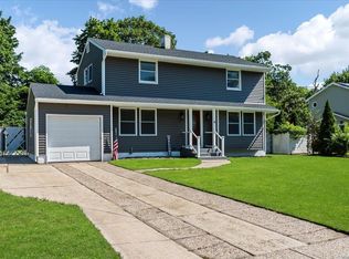 9 Grady Ln, Coram, NY 11727