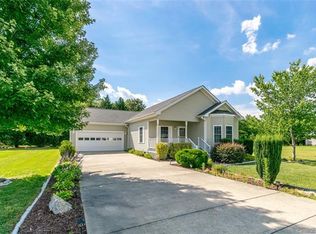 129 Beechnut Dr, Hendersonville, NC 28739