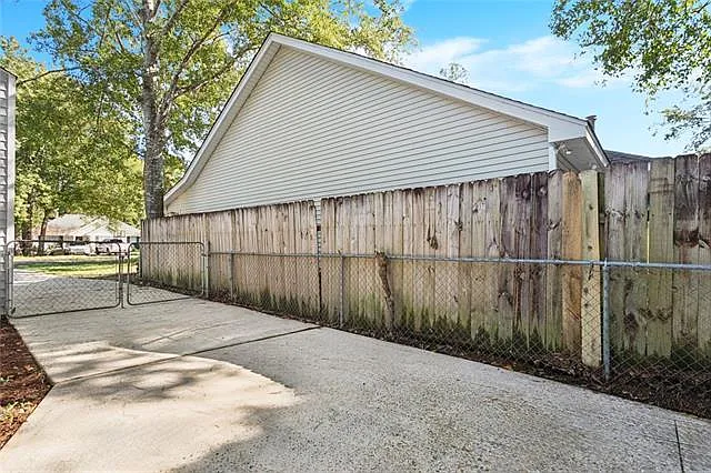 2519 Oriole St — Photo 2