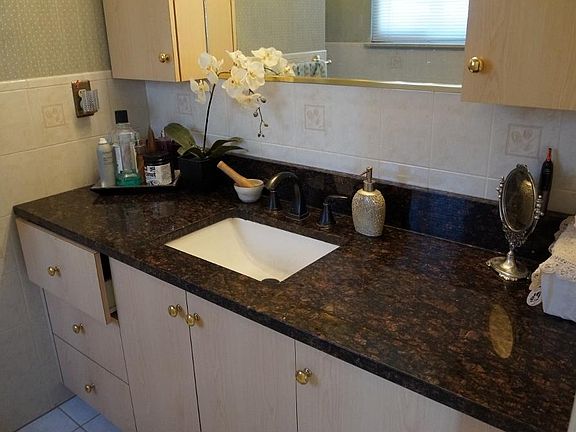 3rd image of 712 Hewitt Ln
