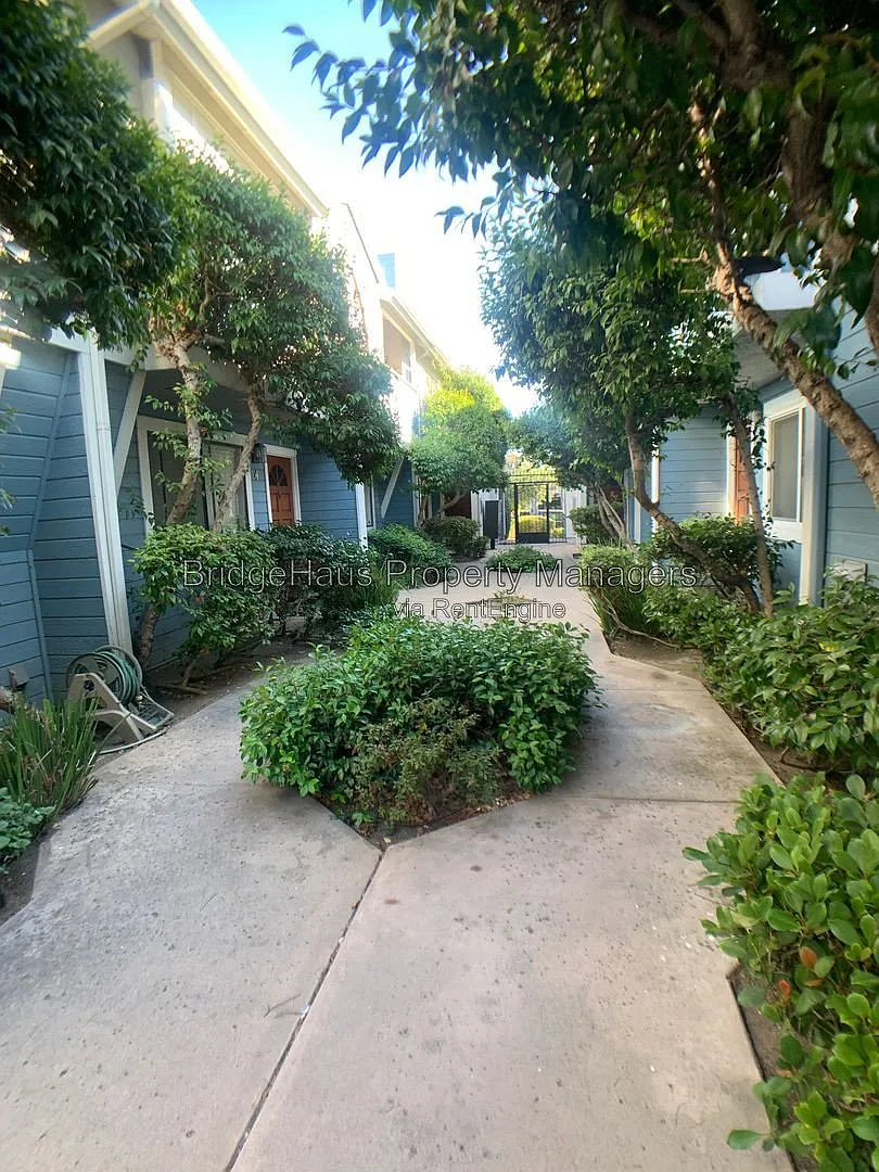 2 bed, 2.0 bath, 832 sqft, $3,300 — Photo 3
