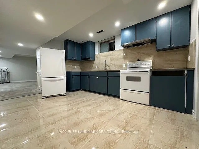 542 Wingrove Cres — Photo 2