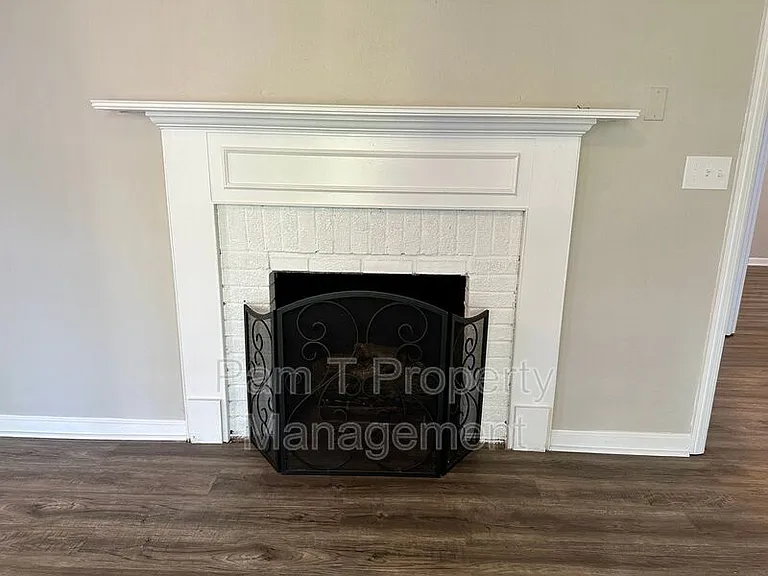 2411 E 39th St — Photo 5