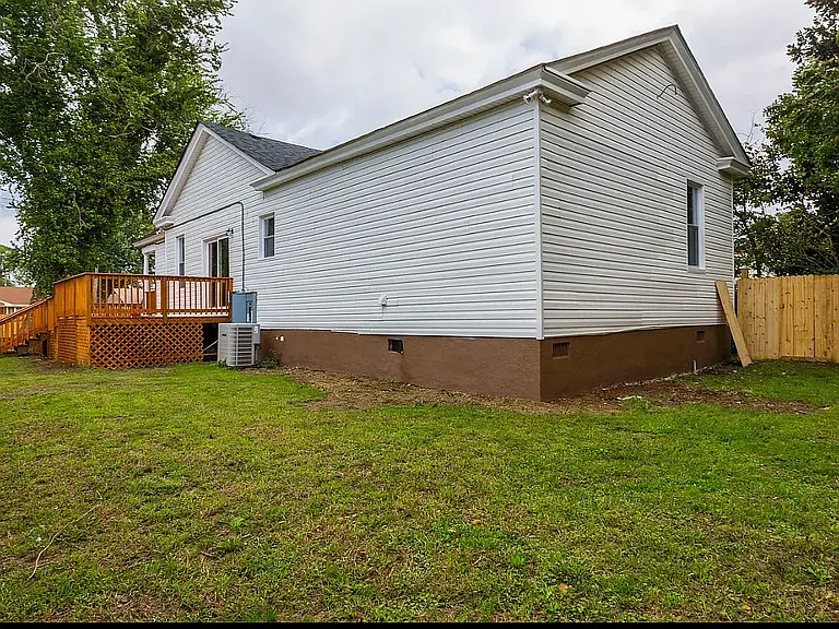 148 Owens St — Photo 2