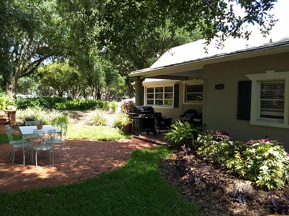 Front Courtyard of Cottage