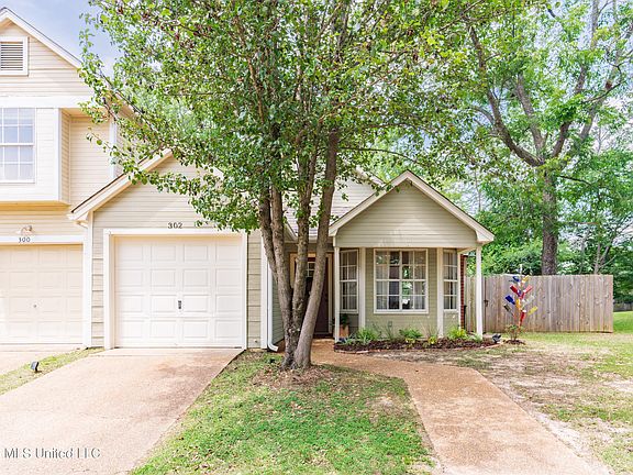 3rd image of 302 Indian Summer Ln