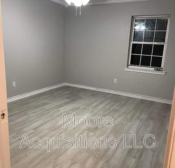 302 E Kansas St — Photo 17