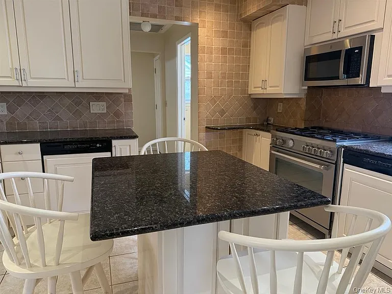 60 Columbia Ave — Photo 9