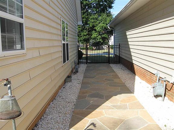 3rd image of 33 Arbours West Ln