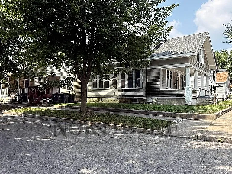 1403 Cass St — Photo 2