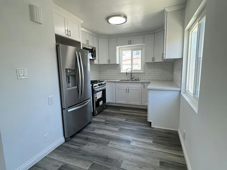 1030 E 2nd St #12 — Photo 7
