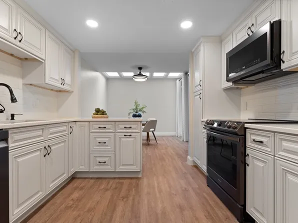 1100 Salem St APT 24, Lynnfield, MA 01940