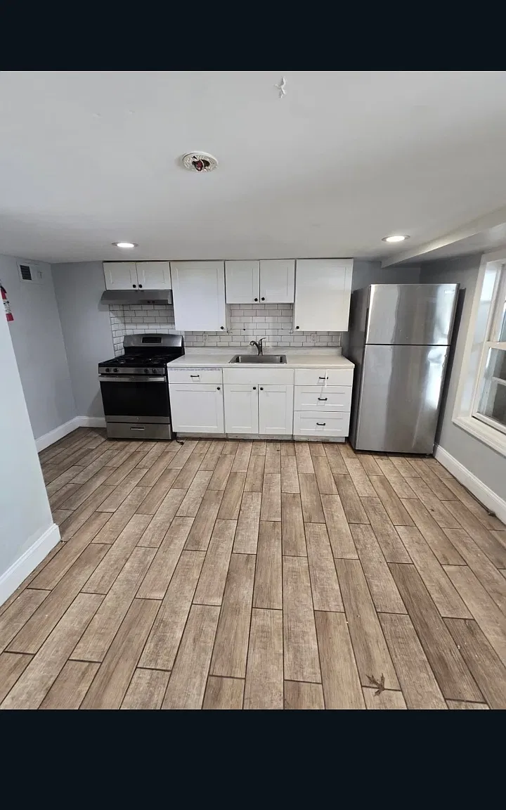211 W 3rd St — Photo 1