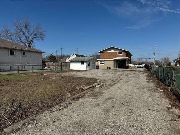 5th image of 3027 Walker Rd #B