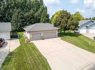 416 Clearview Ct, Moorhead, MN 56560