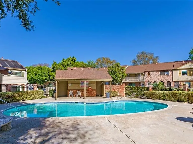 1280 Denver Ln #E — Photo 17