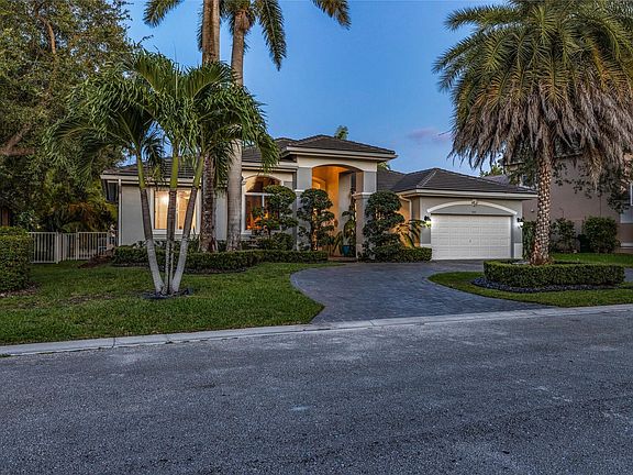 5th image of 385 NW 118th Avenue