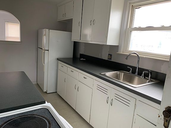 2nd image of 27745 Groveland St