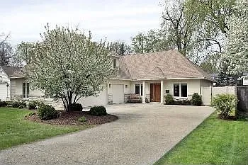 2210 Oak Ave photo 1
