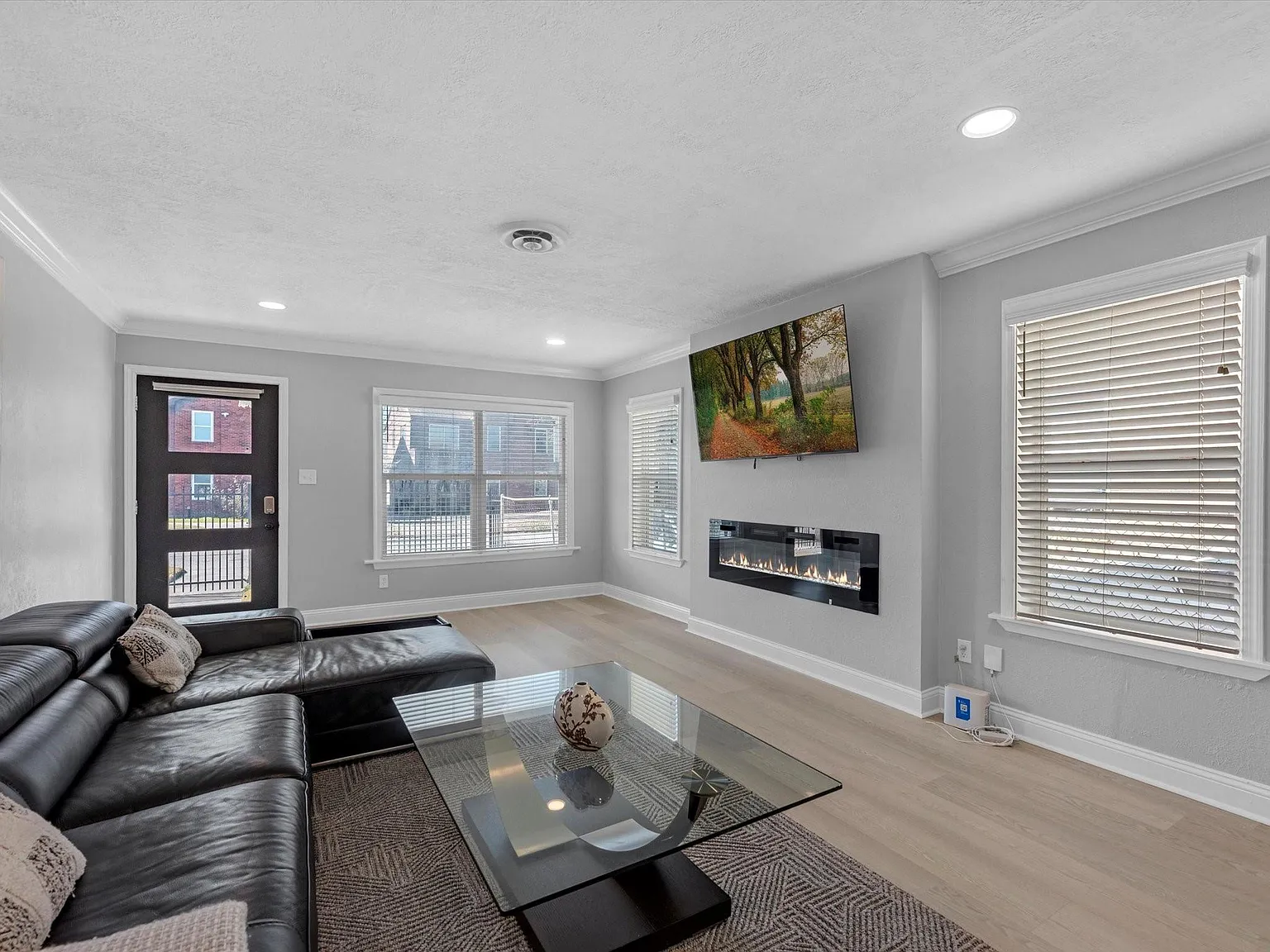 3 bed, 2.5 bath, 1842 sqft, $2,700 — Photo 2