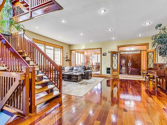 3rd image of 44 Langdale St