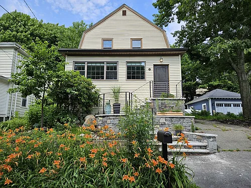 62 Oak St Photo 1
