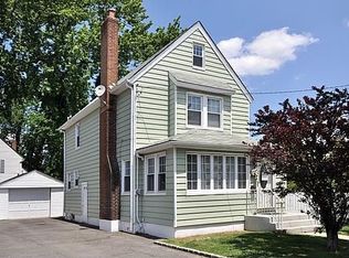 207 Wicks Ln, Malverne, NY 11565