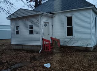 210 E Cyrus St, Farmersburg, IN