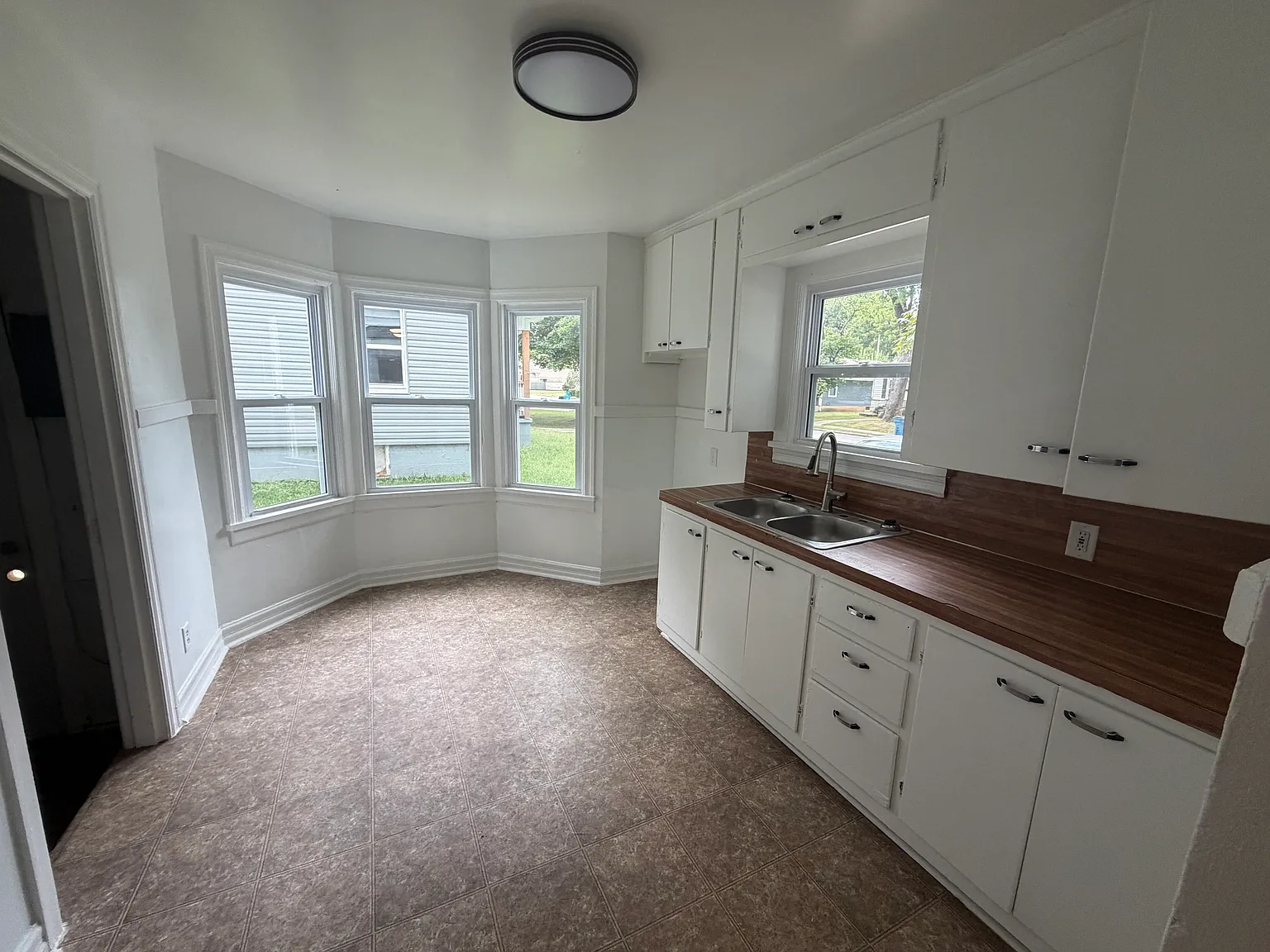 1324 S Florence Ave — Photo 3