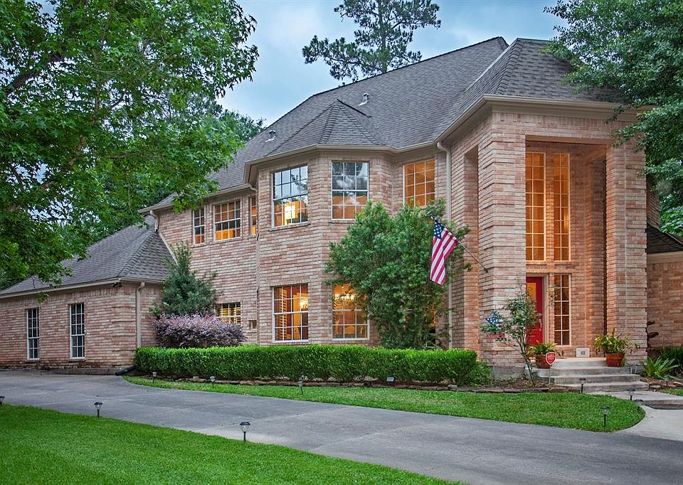 22 Forge Hill Place is a Gary Lyons custom home, built in 1988...